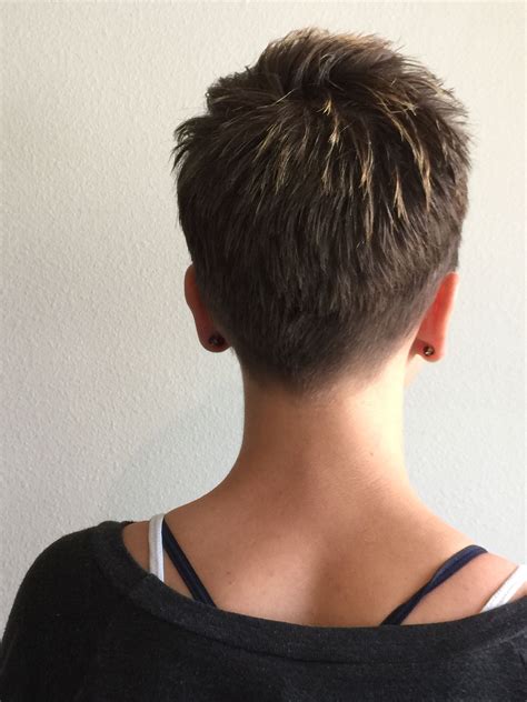 sehr kurzer pixie cut hinterkopf|short pixie cut.